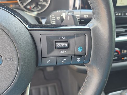 Used 2022 Nissan Pathfinder SL FWD image 32