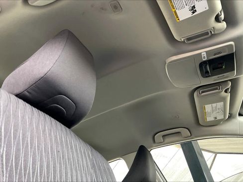 Used 2025 Toyota Camry SE image 12