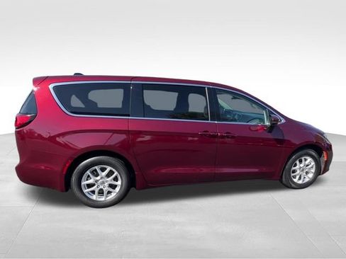 Used 2023 Chrysler Pacifica Touring-L FWD image 7