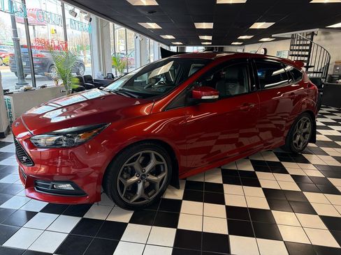 Used 2018 Ford Focus ST w/ Equipment Group 402A image 1