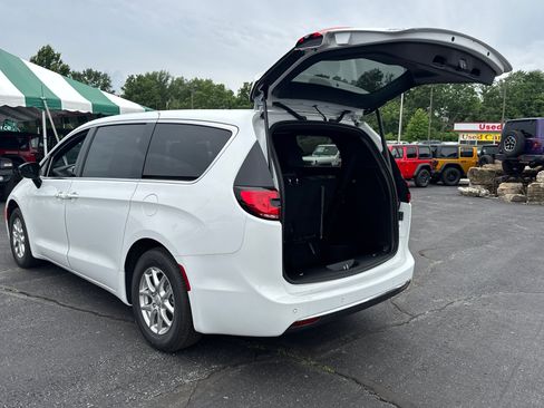 New 2026 Chrysler Pacifica Select FWD image 17