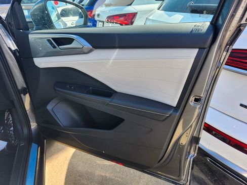 New 2025 Volkswagen Taos SEL image 22