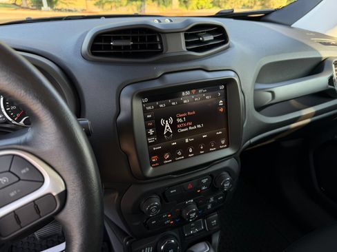 Used 2023 Jeep Renegade Altitude w/ Sun/Sound Group AWD/4WD image 14