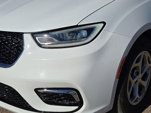 Used 2023 Chrysler Pacifica Limited image 10