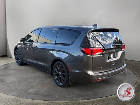 Used 2020 Chrysler Pacifica Touring w/ S Appearance Package FWD image 5