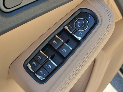 Certified 2025 Porsche Macan AWD/4WD image 27