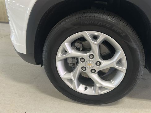 Used 2025 Chevrolet Trax LS w/ LS Convenience Package FWD image 24