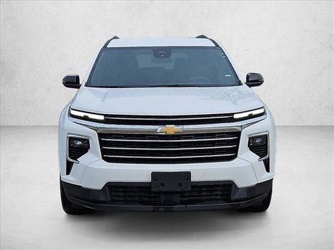 Used 2026 Chevrolet Traverse LT FWD image 2