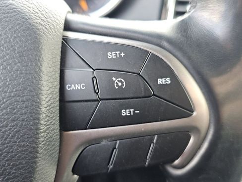 Used 2019 Jeep Grand Cherokee Limited image 13