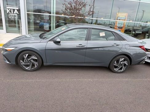 Used 2025 Hyundai Elantra SEL image 23