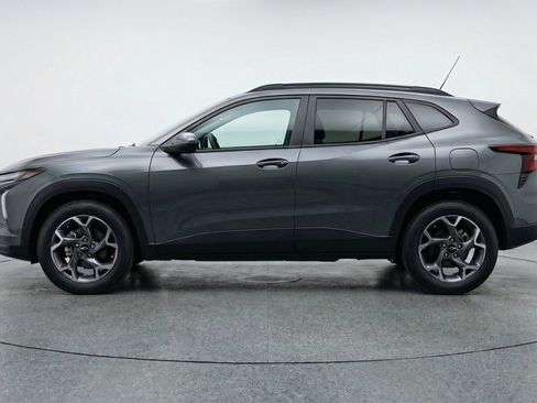 Used 2025 Chevrolet Trax LT w/ LT Convenience Package image 5