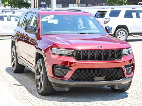 Used 2025 Jeep Grand Cherokee Altitude RWD image 3