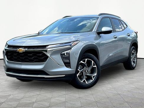 Used 2025 Chevrolet Trax LT FWD image 1