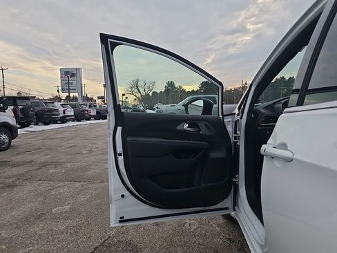 New 2026 Chrysler Pacifica Select FWD image 11