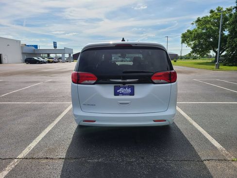 Used 2023 Chrysler Voyager LX FWD image 6