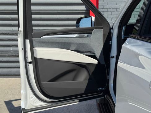 Used 2025 Cadillac Escalade ESV V image 16