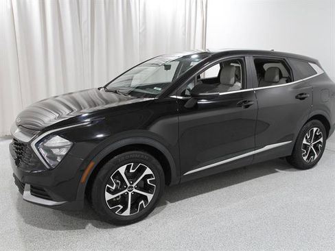 Used 2023 Kia Sportage EX image 3