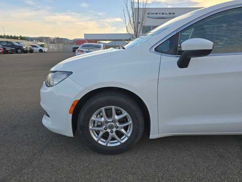 Used 2023 Chrysler Voyager LX image 19