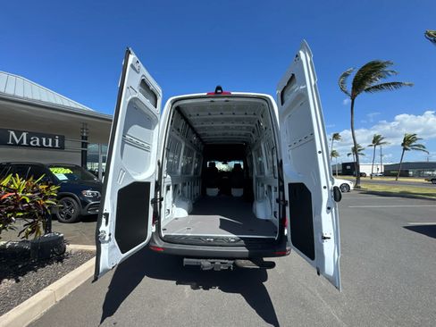 Used 2025 Mercedes-Benz Sprinter 2500 image 14