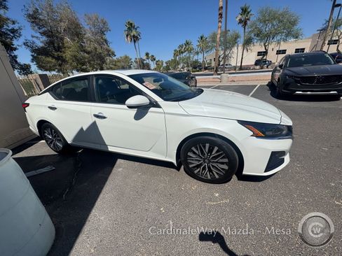 Used 2023 Nissan Altima 2.5 SV w/ SV Premium Package FWD image 3