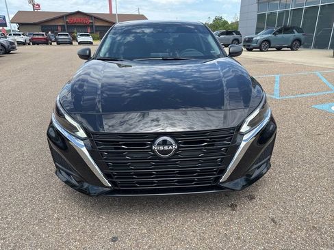 Used 2025 Nissan Altima 2.5 SV FWD image 2