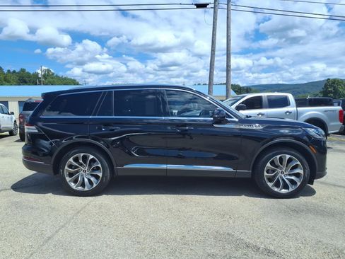 Used 2025 Lincoln Aviator Reserve AWD/4WD image 2