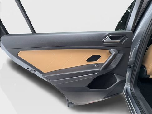 Used 2022 Volkswagen Tiguan SE w/ Panoramic Sunroof Package AWD/4WD image 26