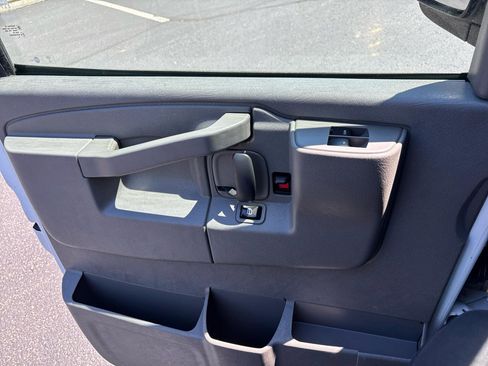 Used 2017 Chevrolet Express 2500 RWD image 18