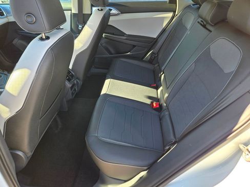 Certified 2025 Volkswagen Taos SE w/ Panoramic Sunroof Package FWD image 9