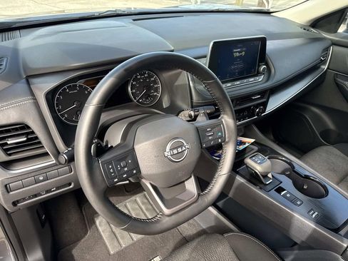 Used 2025 Nissan Rogue SV image 17