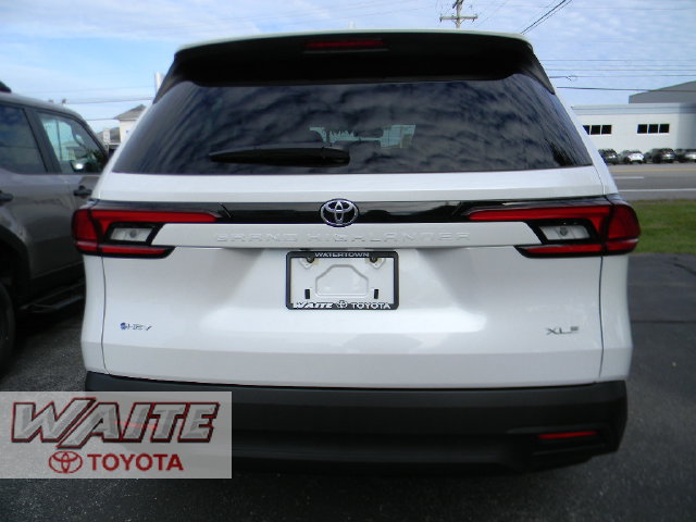 New 2026 Toyota Grand Highlander XLE FWD image 3