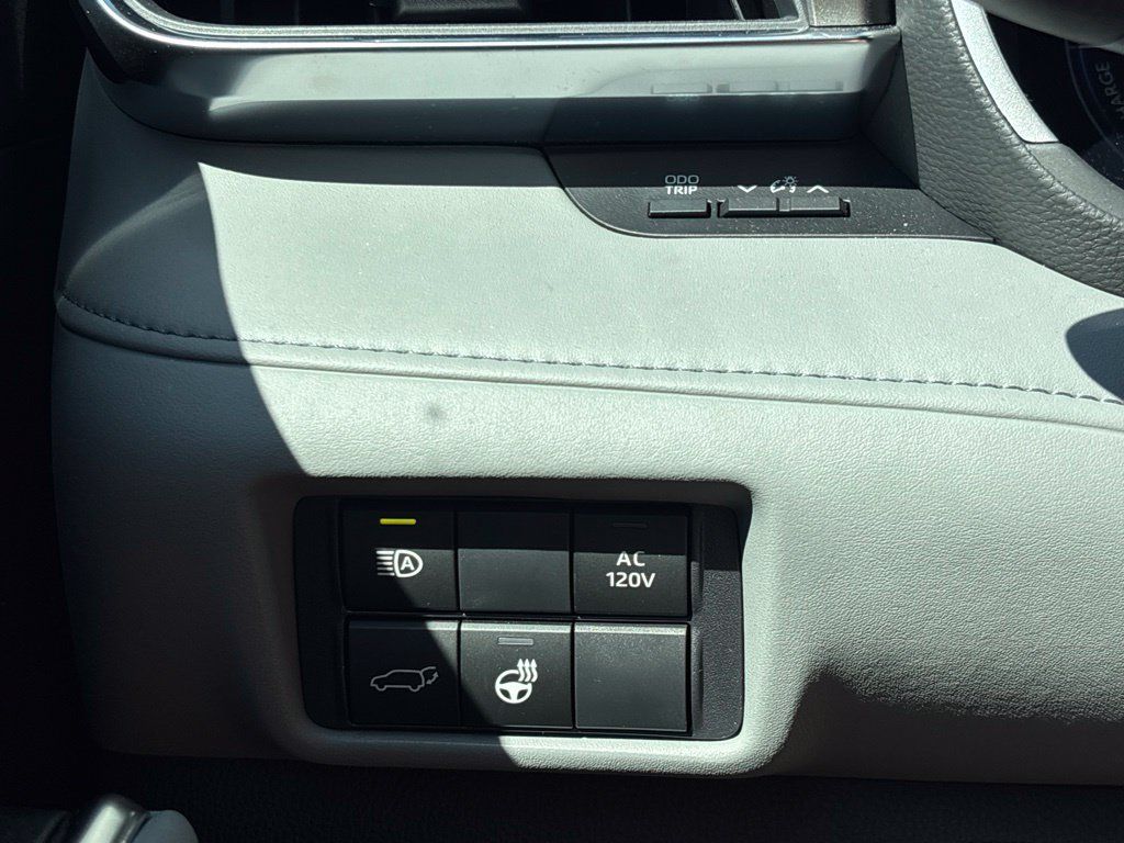 Used 2026 Toyota Highlander Limited AWD/4WD image 26