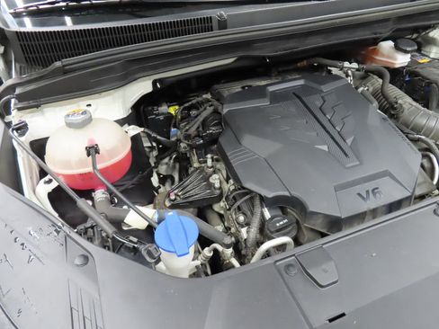 Used 2022 Kia Carnival LX FWD image 24