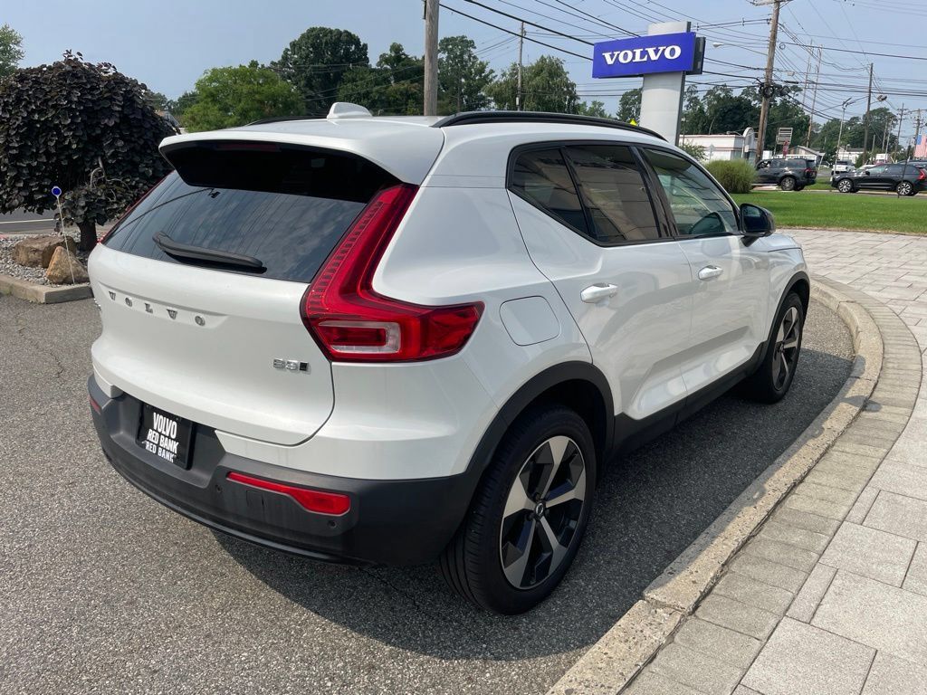 Used 2025 Volvo XC40 B5 Plus AWD/4WD image 5