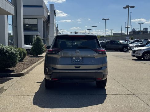 Used 2024 Nissan Rogue SV image 6