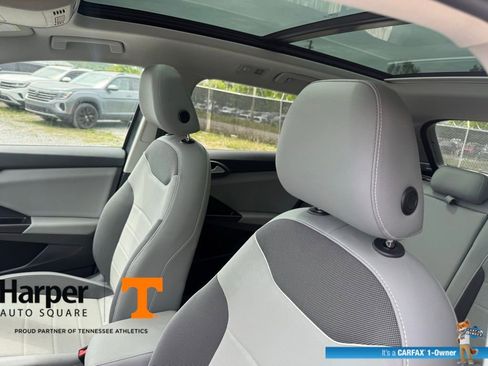 Used 2023 Volkswagen Taos SE w/ Panoramic Sunroof Package image 12