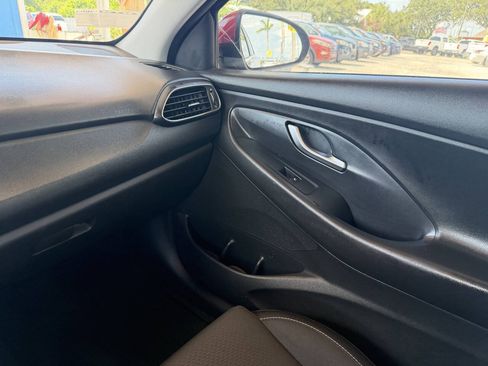 Used 2018 Hyundai Elantra GT FWD image 17