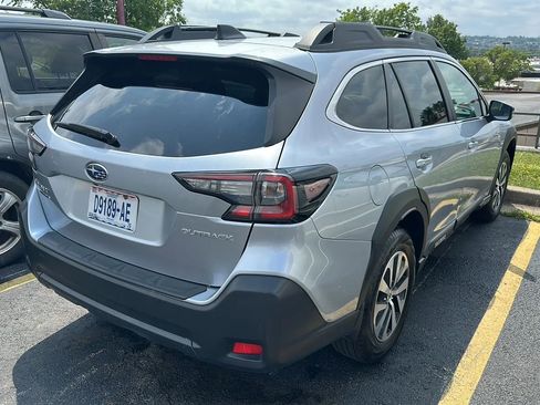 Used 2025 Subaru Outback Premium AWD/4WD image 2