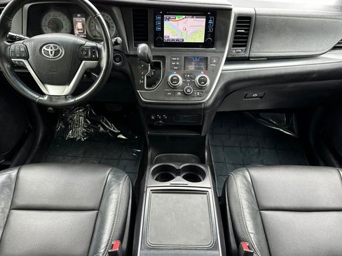 Used 2015 Toyota Sienna SE w/ SE Preferred Package FWD image 3