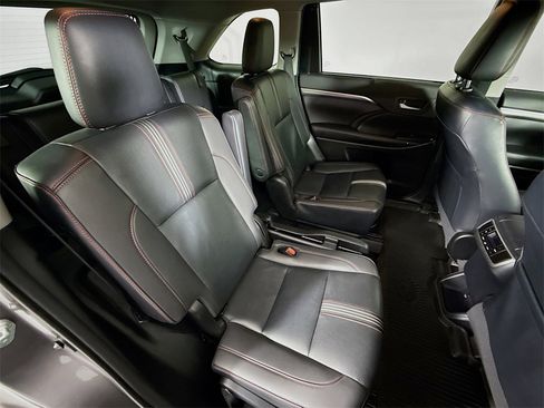 Used 2019 Toyota Highlander SE image 29