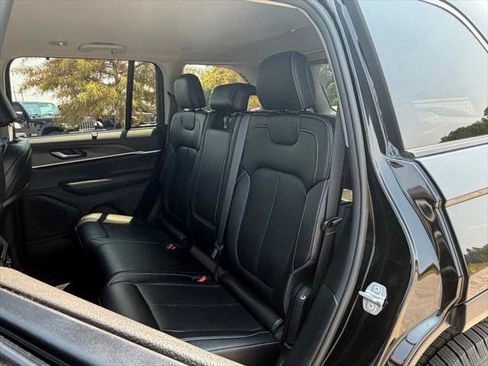 Certified 2023 Jeep Grand Cherokee Limited w/ Luxury Tech Group II AWD/4WD image 38