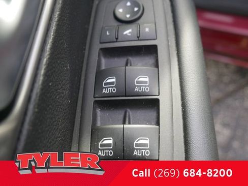 Used 2023 Chrysler Pacifica Limited w/ Uconnect Theater Family Group FWD image 23