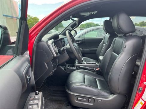 Used 2021 Toyota Tacoma TRD Sport w/ TRD Premium Sport Package AWD/4WD image 15