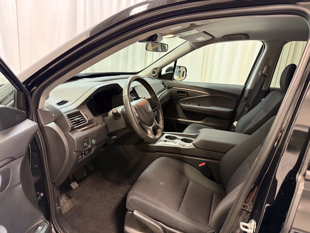 Used 2025 Honda Ridgeline Sport image 2