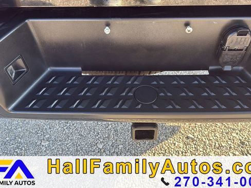 Used 2018 Nissan Titan SV w/ SV Convenience Package image 7