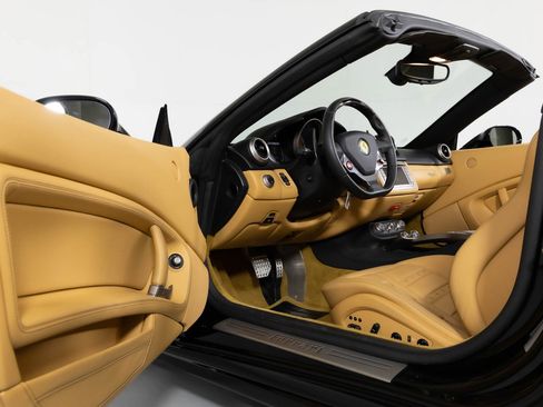 Used 2011 Ferrari California image 27