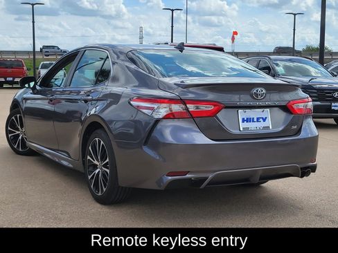 Used 2020 Toyota Camry SE FWD image 3