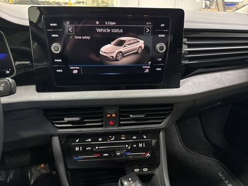 Used 2025 Volkswagen Jetta SE w/ Black Wheel Package image 17