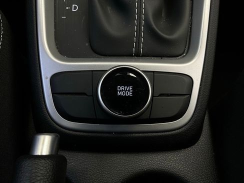 Used 2025 Hyundai Venue SEL image 23