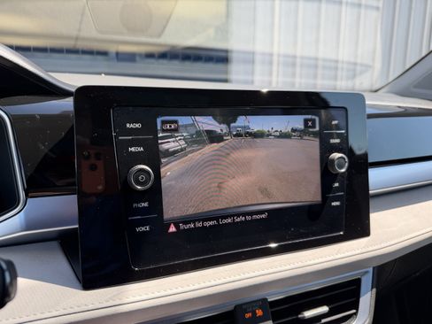 Certified 2025 Volkswagen Taos SE w/ Panoramic Sunroof Package FWD image 19